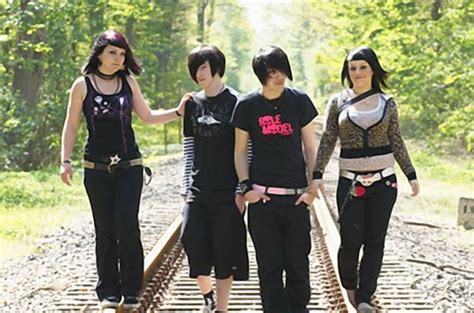 emo mujer|Estilo Emo: la estética y cultura de la melancolía en el mundo de。